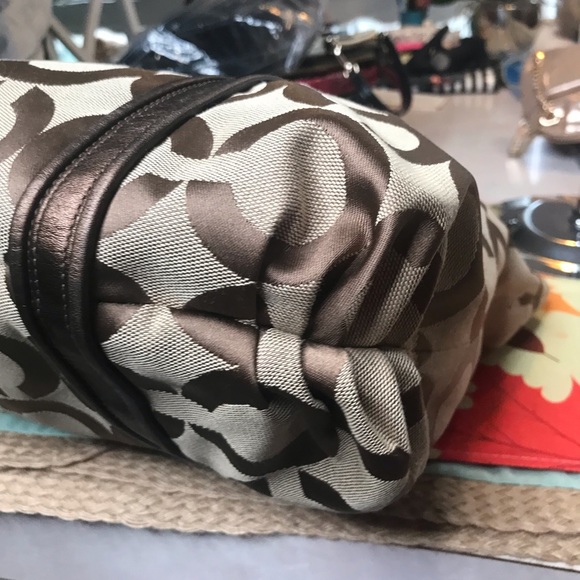 Breathtaking Coach Poppy Signature Bag, EUC! Exterior is spotless! - Picture 4 of 16